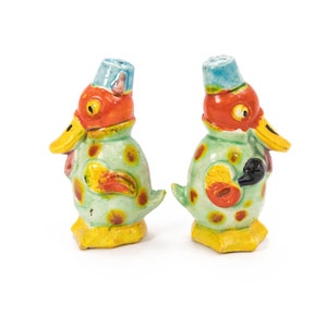 Salero y pimentero vintage de mediados de siglo con patos coloridos: decoración de mesa kitsch con lunares