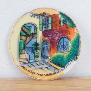 Plato de recuerdo de Nueva Orleans: Arte mural en miniatura del patio de Brulatour
