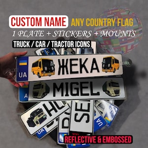 Könnte beinhalten: Eine Sammlung von personalisierten Nummernschildern mit verschiedenen Designs und Texten, darunter die Namen "ЖЕКА" und "MIGEL". Die Schilder zeigen Länderflaggen, LKW-, Auto- und Traktorsymbole sowie die Texte "CUSTOM NAME" und "REFLECTIVE & EMBOSSED".