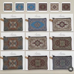Puede incluir: Una colección de nueve estuches rectangulares con cremallera que presentan intrincados patrones tejidos que recuerdan a las alfombras tradicionales. Cada estuche está sujeto a una tarjeta blanca con el texto "Sena'nin KINA HATIRASI".