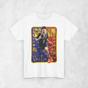 以下が含まれることがあります： バスケットボール選手がユニフォームを着ている雑誌の表紙デザインの白いTシャツ。デザインには「SLAM」と「LAMELO BALL OUT OF THIS WORLD」の文字が含まれています。選手はバスケットボールをドリブルしています。