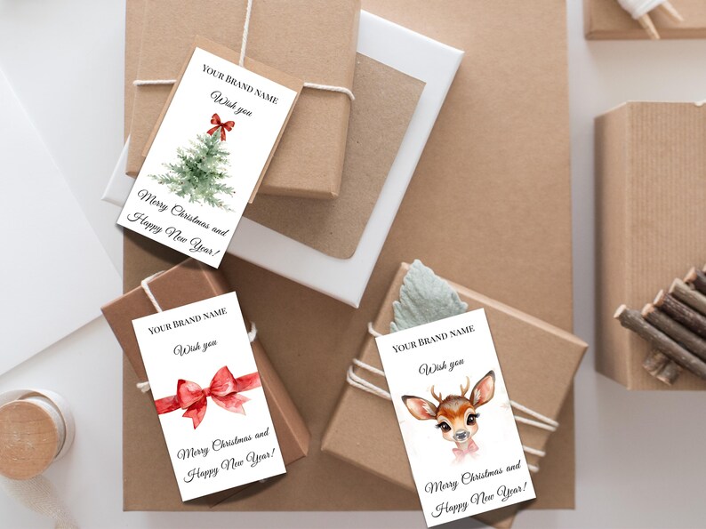 Puede incluir: Etiquetas de regalo con ilustraciones de acuarela de un &aacute;rbol de Navidad, un lazo rojo y un ciervo. Cada etiqueta tiene el texto "YOUR BRAND NAME", "Wish you" y "Merry Christmas and Happy New Year!". Los regalos est&aacute;n envueltos en papel marr&oacute;n.
