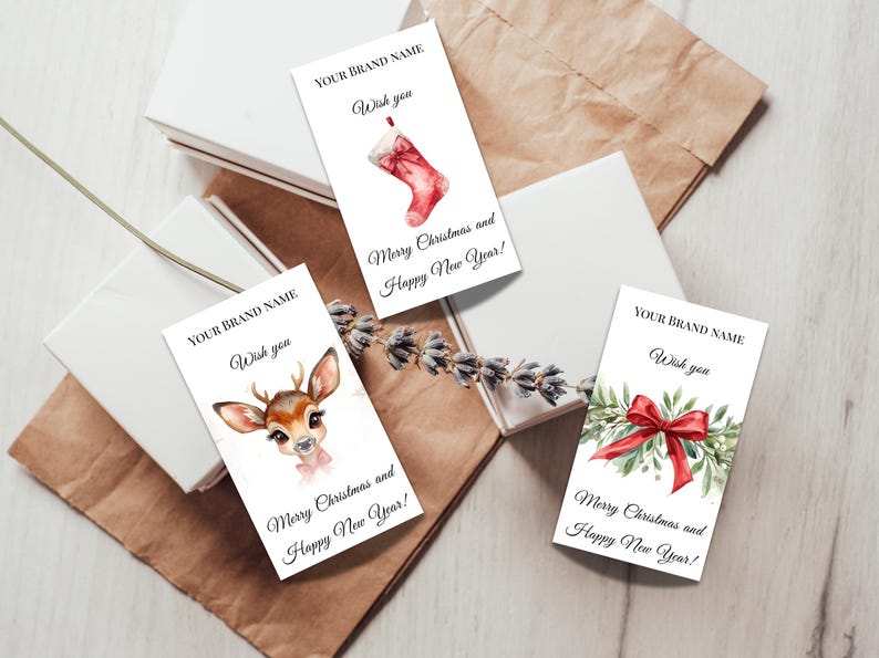 Puede incluir: Etiquetas de regalo navide&ntilde;as con ilustraciones de acuarela de un calcet&iacute;n navide&ntilde;o, un ciervo y una ramita con un lazo rojo. Cada etiqueta tiene el texto "YOUR BRAND NAME" y "Wish you", con "Merry Christmas and Happy New Year!" debajo.
