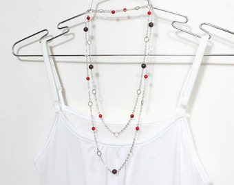 Collier extra long/double collier de petites perles rouges et brunes avec de mini créoles en argent