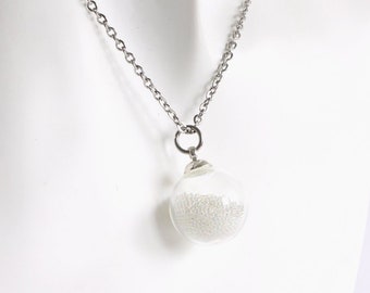 Halsband med liten bubbla i liten sfär