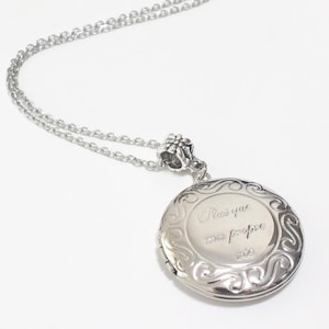 Plus que ma propre vie（私自身の命よりも）光沢のあるシルバーのロケットネックレス