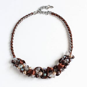 Ensemble collier et boucles d'oreilles en grappe marron chocolat image 5