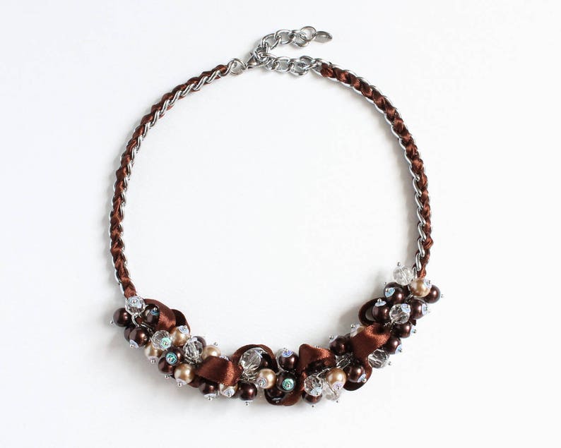 Ensemble collier et boucles d'oreilles en grappe marron chocolat image 5