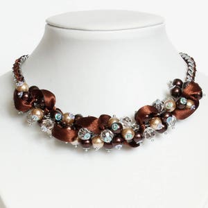 Ensemble collier et boucles d'oreilles en grappe marron chocolat image 2