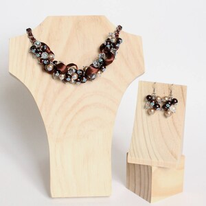 Ensemble collier et boucles d'oreilles en grappe marron chocolat image 3