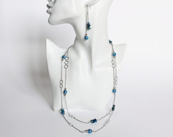 Ensemble collier très long/double et boucles d'oreilles en perles bleues