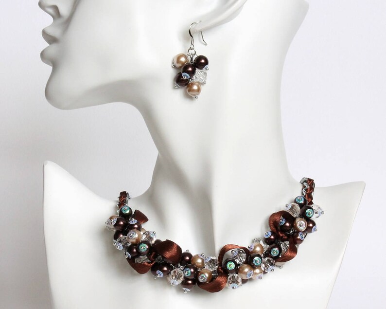 Ensemble collier et boucles d'oreilles en grappe marron chocolat image 1