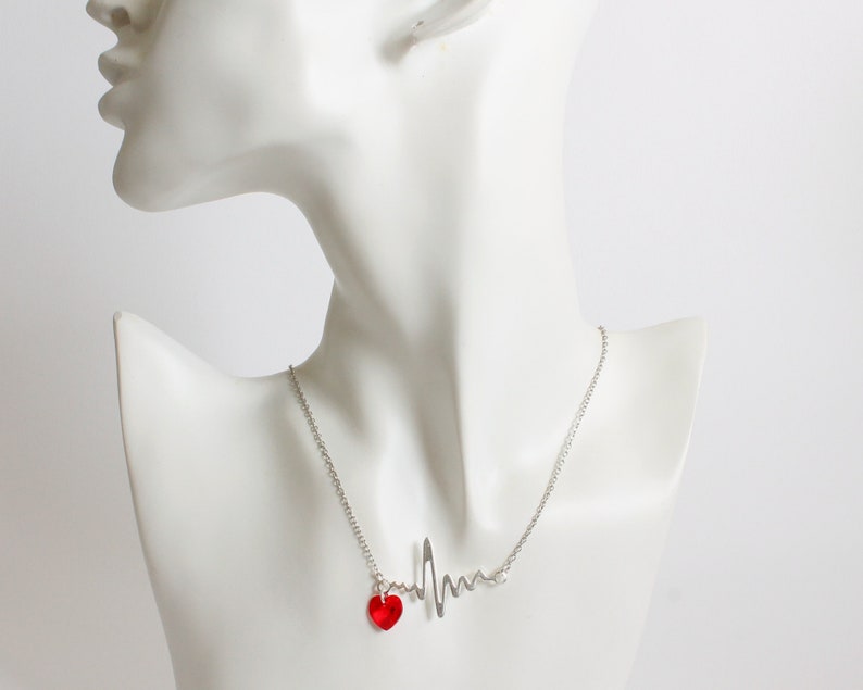 Rotes Kristall Herz mit Herzschlag Halskette Bild 3