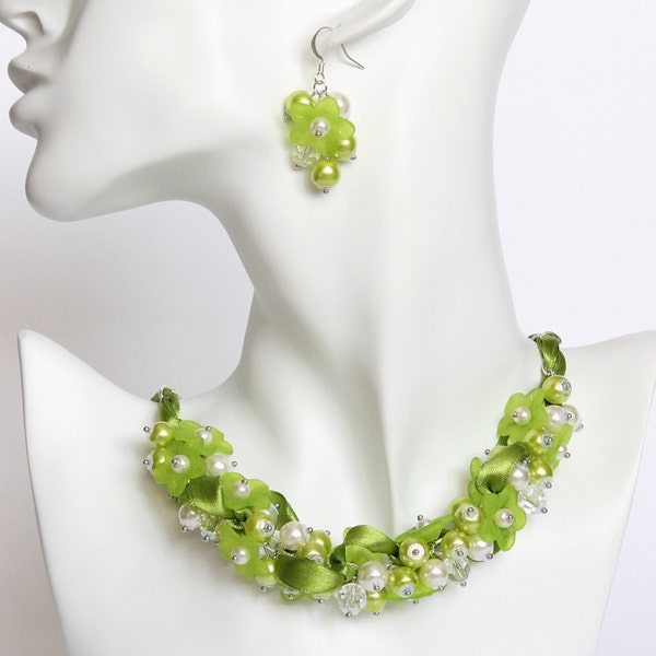 Ensemble collier et boucles d'oreilles en grappe de fleurs vert pomme