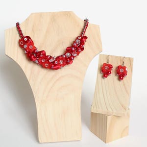 Ensemble collier et boucles d'oreilles demoiselle d'honneur à fleurs rouges image 4