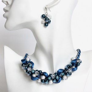 Conjunto de collar y pendientes con racimo de perlas azul marino