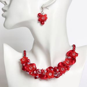 Ensemble collier et boucles d'oreilles demoiselle d'honneur à fleurs rouges image 1