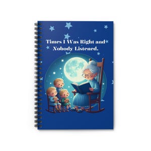 Pode incluir: Um caderno espiral azul com uma ilustração caprichosa de uma avó lendo para três crianças sob uma lua cheia. O texto na capa diz "Times I Was Right and Nobody Listened."