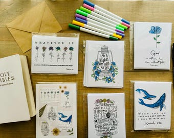 Op de afbeelding: Een verzameling van acht kaarten met inspirerende citaten en illustraties. De kaarten bevatten verschillende ontwerpen, waaronder bloemen, een lantaarn, een walvis en een varen. De kaarten zijn gedrukt op wit karton en hebben een matte afwerking.