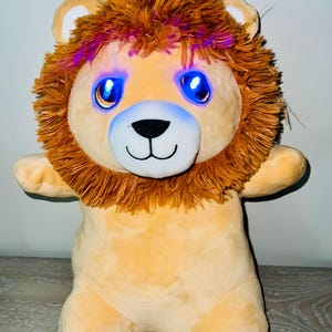 Detector de fantasmas paranormales - León de peluche, detector de campos electromagnéticos (EMF). Herramienta para cazar fantasmas con ojos LED azules parpadeantes y alarma de sirena. Objeto de activación. Solo 1