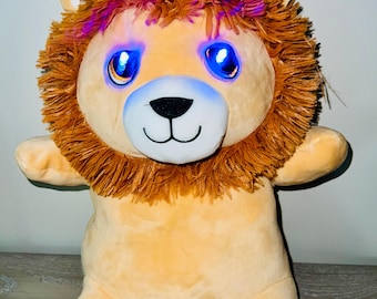Peluche de león embrujado: detector de fantasmas EMF, ojos LED y sirena.
