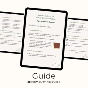 Puede incluir: Una gu&iacute;a digital titulada Perfect Cutting for Jersey & Stretch Fabrics mostrada en tres pantallas de tableta. El texto proporciona instrucciones sobre prelavado, direcci&oacute;n de estiramiento y t&eacute;cnicas de corte, incluyendo una prueba de tela de 10 x 10 cm.