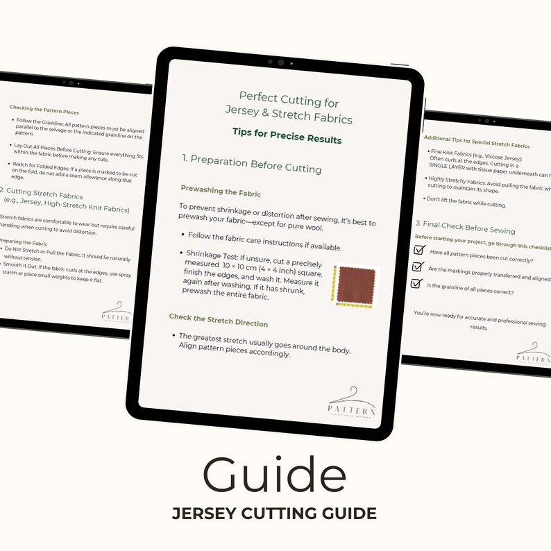 Puede incluir: Una gu&iacute;a digital titulada Perfect Cutting for Jersey & Stretch Fabrics mostrada en tres pantallas de tableta. El texto proporciona instrucciones sobre prelavado, direcci&oacute;n de estiramiento y t&eacute;cnicas de corte, incluyendo una prueba de tela de 10 x 10 cm.