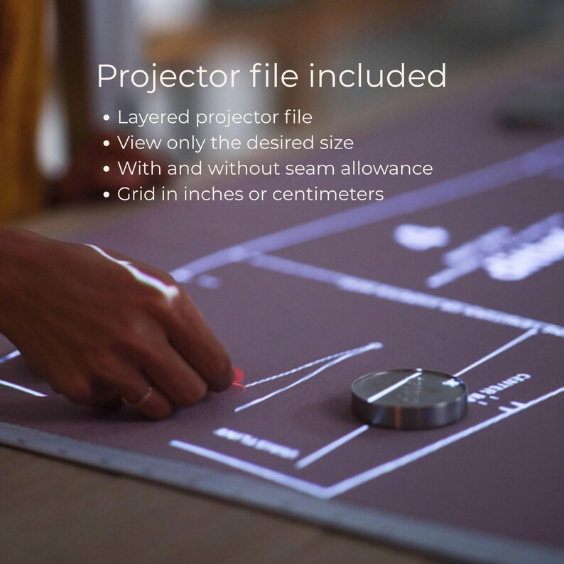 Puede incluir: Un patr&oacute;n de costura digital proyectado sobre tela oscura con l&iacute;neas blancas. El texto dice: Projector file included, Layered projector file, View only the desired size, With and without seam allowance, Grid in inches or centimeters.