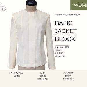 Könnte beinhalten: Cremefarbene Jacke auf einer Schneiderpuppe. Die Jacke hat lange Ärmel und einen schlichten, maßgeschneiderten Schnitt. Der Text "BASIC JACKET BLOCK" und "WOMEN" ist zu sehen. Größenangaben in US- und EU-Größen sind ebenfalls enthalten.