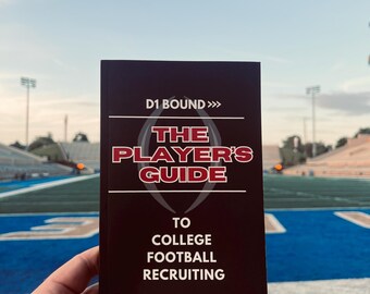 Puede incluir: Un libro negro con el título "The Player's Guide to College Football Recruiting" de Coach Mason Farquhar. El libro se sostiene en una mano contra un fondo de campo de fútbol azul y verde.