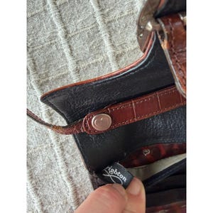 Bolsa Carteira Transversal Brighton em Couro com Textura de Crocodilo, Preta e Marrom, com Fivela Estilo Western imagem 6