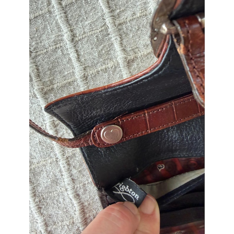 Bolsa Carteira Transversal Brighton em Couro com Textura de Crocodilo, Preta e Marrom, com Fivela Estilo Western imagem 6