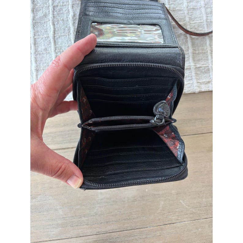 Bolsa Carteira Transversal Brighton em Couro com Textura de Crocodilo, Preta e Marrom, com Fivela Estilo Western imagem 7
