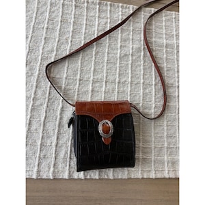 Bolsa Carteira Transversal Brighton em Couro com Textura de Crocodilo, Preta e Marrom, com Fivela Estilo Western imagem 1