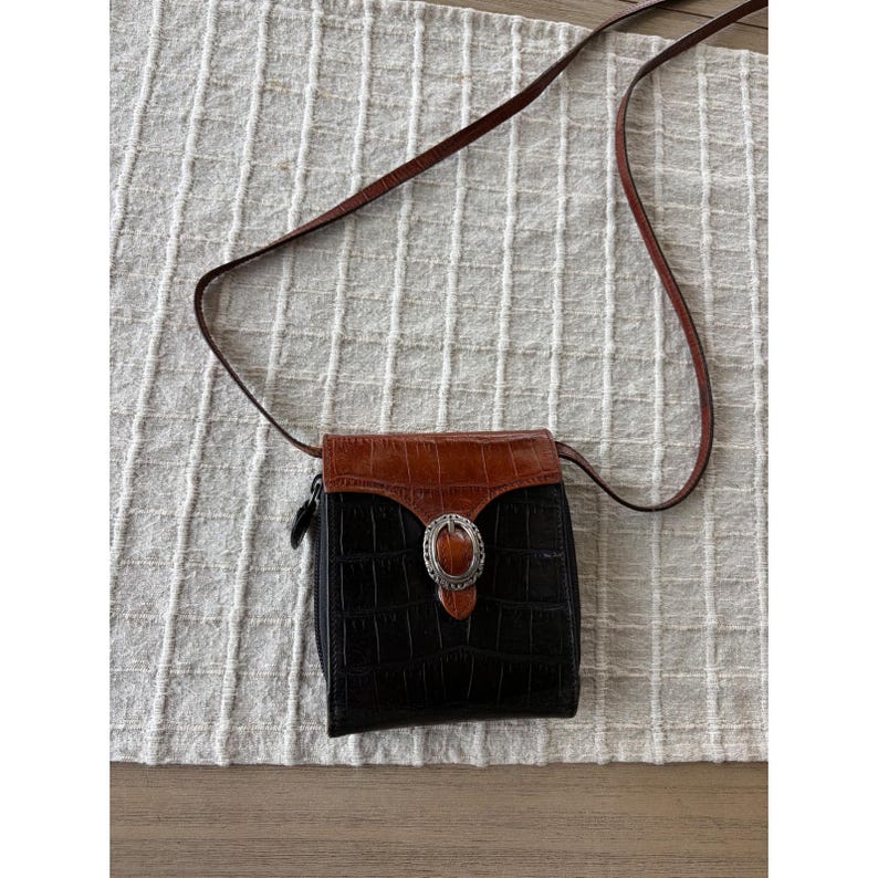 Bolsa Carteira Transversal Brighton em Couro com Textura de Crocodilo, Preta e Marrom, com Fivela Estilo Western imagem 1
