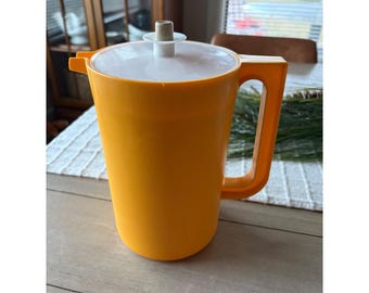 Vintage Tupperware Pitcher 1676-3 Push Button Lid Yellow 2 Quart