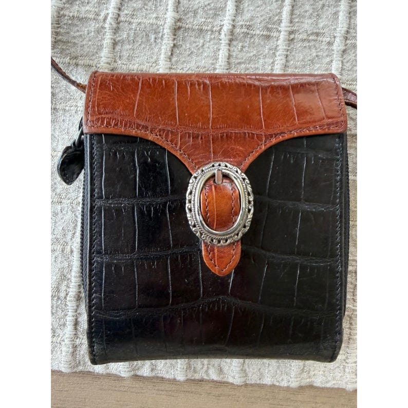 Bolsa Carteira Transversal Brighton em Couro com Textura de Crocodilo, Preta e Marrom, com Fivela Estilo Western imagem 2