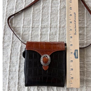 Bolsa Carteira Transversal Brighton em Couro com Textura de Crocodilo, Preta e Marrom, com Fivela Estilo Western imagem 3