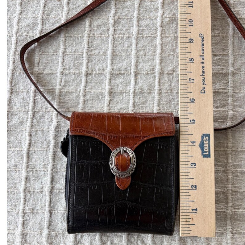 Bolsa Carteira Transversal Brighton em Couro com Textura de Crocodilo, Preta e Marrom, com Fivela Estilo Western imagem 3