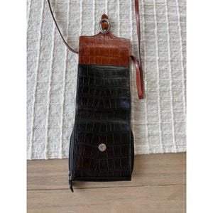 Bolsa Carteira Transversal Brighton em Couro com Textura de Crocodilo, Preta e Marrom, com Fivela Estilo Western imagem 8