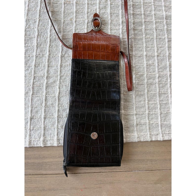 Bolsa Carteira Transversal Brighton em Couro com Textura de Crocodilo, Preta e Marrom, com Fivela Estilo Western imagem 8