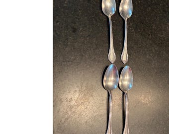 Juego de 4 cucharas soperas ovaladas Rogers Bros 1847 REMEMBRANCE, bañadas en plata.
