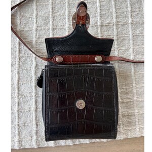 Bolsa Carteira Transversal Brighton em Couro com Textura de Crocodilo, Preta e Marrom, com Fivela Estilo Western imagem 4