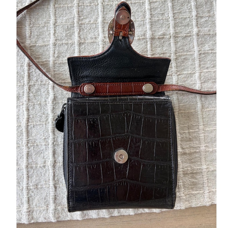 Bolsa Carteira Transversal Brighton em Couro com Textura de Crocodilo, Preta e Marrom, com Fivela Estilo Western imagem 4
