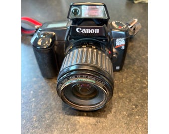 Câmera Canon EOS Rebel S II vintage, filme 35 mm, lente zoom Quantaray 35-80 mm, flash