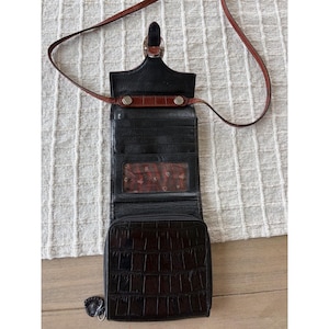 Bolsa Carteira Transversal Brighton em Couro com Textura de Crocodilo, Preta e Marrom, com Fivela Estilo Western imagem 5