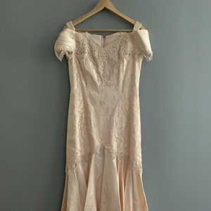 Vestido de noiva estilo anos 20 Betsey & Adam, renda, sereia, ombro caído, pérolas dos anos 20, blush, rosa, tamanho 6 dos EUA