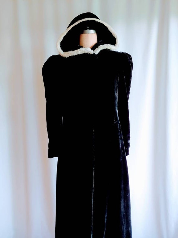 1930s Edwardian black velvet cape with white fur h
