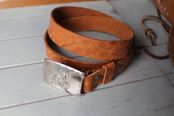 70年代の手作業で作られたウエスタンベルト、バックル付きの革製