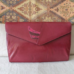 Détails en alligator de sac à main enveloppe Ingledews des années 70, sac à main en cuir de chevreau, sac à main en cuir bordeaux menthe
